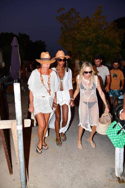 Naomi Campbell'dan Bodrum'da, 10 çift sandaletlik kaçış 1